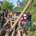 Jembatan Rusak Disulap Kembali Layak, Satgas Pamtas RI-Malaysia Yonarmed 19/Bogani Bergerak Bersama Warga