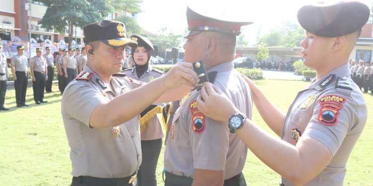 Kapolres Kudus AKBP Wahyu Sulistyo Pimpin Upacara Perdana, Aiptu Bambang Naik Pangkat Pengabdian Jadi Ipda