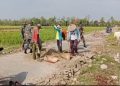 Cegah Kecelakaan, Babinsa dan Warga Guworejo Gotong Royong Perkuat Bahu Jalan