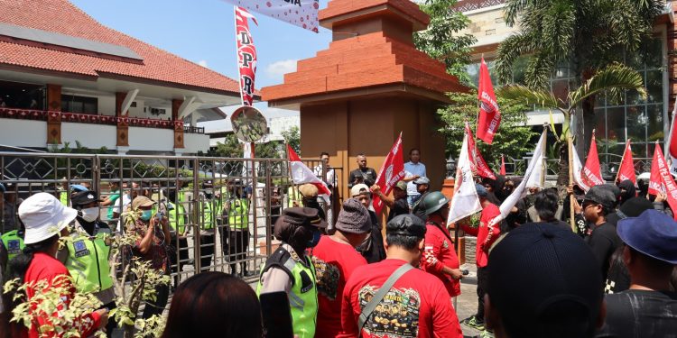 Massa Gelar Aksi Damai di DPRD Kudus, Kapolres Apresiasi Penyampaian Aspirasi yang Tertib