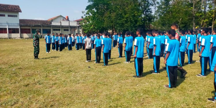 Tanamkan Disiplin Sejak Dini, Babinsa Latih 120 Siswa SMK Al Islam Donoyudan PBB