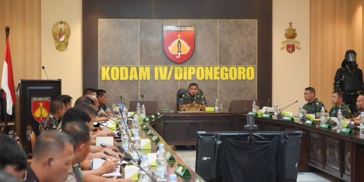 Kasdam IV/Diponegoro Terima Paparan Kesiapan Evaluasi Progjagar dan Rangkaian HUT RI, TNI, serta Kodam