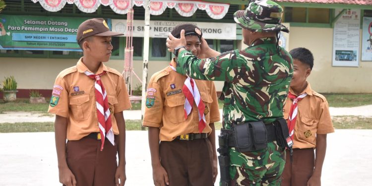 Satgas Pamtas RI-Malaysia Yonarmed 19/Bogani Tanamkan Disiplin dan Jiwa Kepemimpinan kepada Pelajar SMPN 1 Entikong