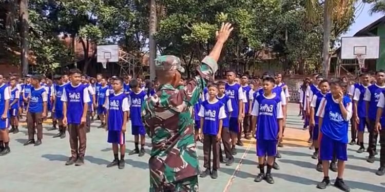 Babinsa Jatisrono Tanamkan Disiplin dan Wawasan Kebangsaan kepada Pelajar
