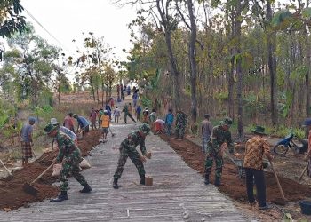 Tak Kenal Hari Libur, Satgas TMMD Selesaikan Jalan Demi Keselamatan Warga
