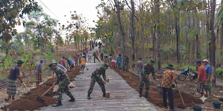 Tak Kenal Hari Libur, Satgas TMMD Selesaikan Jalan Demi Keselamatan Warga