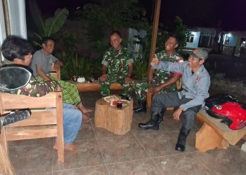 Patroli Malam Babinsa Paranggupito Perkuat Sinergitas dengan Tokoh Masyarakat