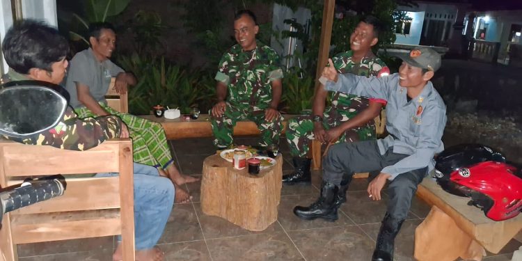 Patroli Malam Babinsa Paranggupito Perkuat Sinergitas dengan Tokoh Masyarakat