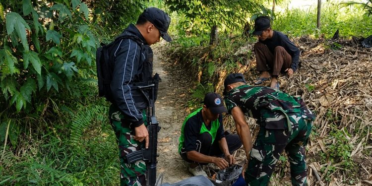 Satgas Pamtas RI Malaysia Yonarmed 19/Bogani Amankan Senjata Api Rakitan dari Warga di Perbatasan
