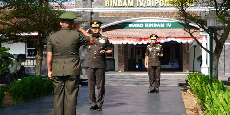 Tutup Dikmaba Infanteri TNI AD Gelombang II TA 2026, Pangdam IV/Diponegoro Tekankan Profesionalisme dan Pengabdian