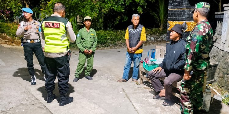 Babinsa Koramil 11/Manyaran Laksanakan Patroli Malam Bersama