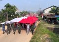 Satgas Pamtas RI-Malaysia Yonarmed 19/Bogani Bersama 500 Warga Kibarkan Bendera Merah Putih Raksasa di Perbatasan Jagoi Babang