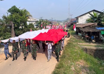 Satgas Pamtas RI-Malaysia Yonarmed 19/Bogani Bersama 500 Warga Kibarkan Bendera Merah Putih Raksasa di Perbatasan Jagoi Babang