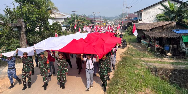 Satgas Pamtas RI-Malaysia Yonarmed 19/Bogani Bersama 500 Warga Kibarkan Bendera Merah Putih Raksasa di Perbatasan Jagoi Babang