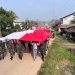 Satgas Pamtas RI-Malaysia Yonarmed 19/Bogani Bersama 500 Warga Kibarkan Bendera Merah Putih Raksasa di Perbatasan Jagoi Babang