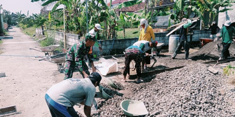 Babinsa Jenalas Bantu Warga Perbaiki Jalan, Wujudkan Gotong Royong untuk Akses Lebih Nyaman