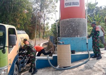 Kekeringan Melanda Srawung, Babinsa dan BPBD Droping 8.000 Liter Air Bersih
