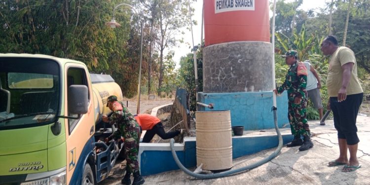 Kekeringan Melanda Srawung, Babinsa dan BPBD Droping 8.000 Liter Air Bersih