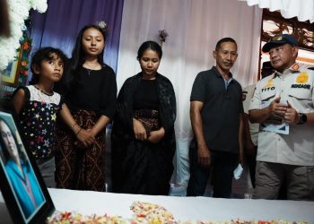 Hadir di Tengah Warga Terdampak Gempa Maumere, Mendagri Salurkan Tali Asih kepada Ahli Waris