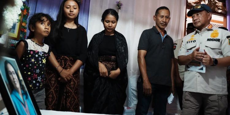Hadir di Tengah Warga Terdampak Gempa Maumere, Mendagri Salurkan Tali Asih kepada Ahli Waris