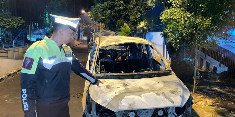 Diduga Alami Gangguan Rem, Toyota Innova Tergelincir dan Terbakar Di JLS Salatiga