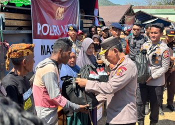 Polri Perkuat Penanganan Gempa NTT, Kapolri Tinjau Lokasi Terdampak dan Serahkan Bantuan