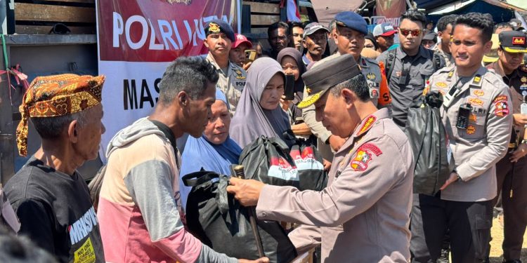 Polri Perkuat Penanganan Gempa NTT, Kapolri Tinjau Lokasi Terdampak dan Serahkan Bantuan