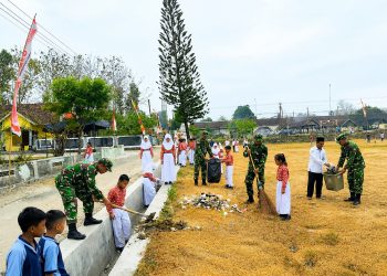 Pasca Karnaval, TNI Bersama Pelajar Bersihkan Lapangan Giritontro