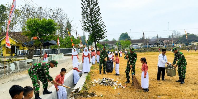 Pasca Karnaval, TNI Bersama Pelajar Bersihkan Lapangan Giritontro