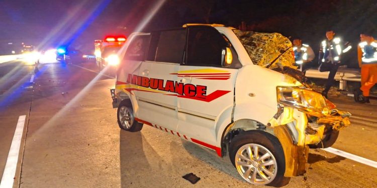 Tabrakan Beruntun di KM 379 Tol Batang-Semarang, 3 Penumpang Ambulans Tewas di TKP