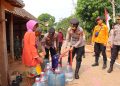 Peduli Kebutuhan Warga, Kapolres Kendal Salurkan 10.000 Liter Air Bersih dan Sembako di Desa Sidomakmur