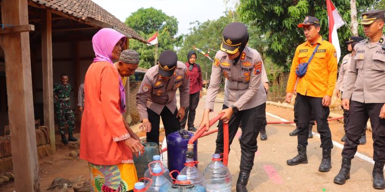 Peduli Kebutuhan Warga, Kapolres Kendal Salurkan 10.000 Liter Air Bersih dan Sembako di Desa Sidomakmur