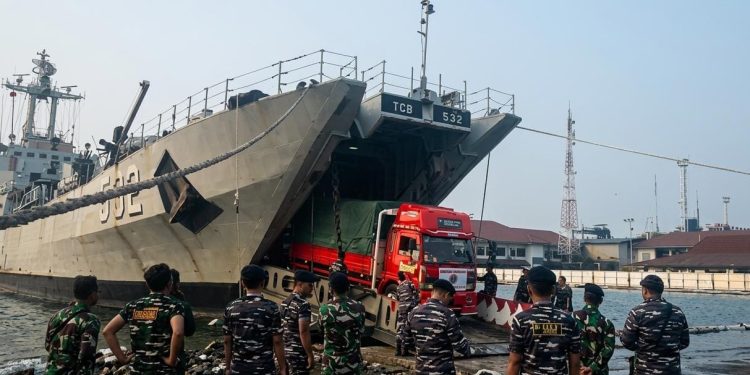 TNI AL Terus Kerahkan Alutsista, Percepat Evakuasi dan Distribusi Logistik Bencana di NTT