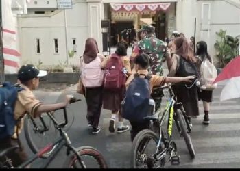 Babinsa Joyotakan Amankan Arus Lalu Lintas & Bantu Penyebrangan Siswa SDN 59 Joyotakan