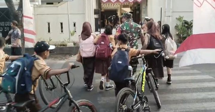 Babinsa Joyotakan Amankan Arus Lalu Lintas & Bantu Penyebrangan Siswa SDN 59 Joyotakan