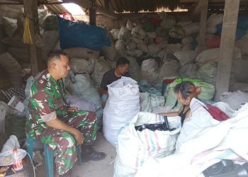Musim Kemarau, Babinsa Ingatkan Pengusaha Rosok Waspada Kebakaran
