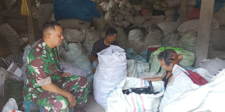 Musim Kemarau, Babinsa Ingatkan Pengusaha Rosok Waspada Kebakaran