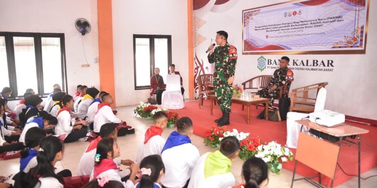 Satgas Pamtas Yonarmed 19/Bogani Berikan Materi Wawasan Kebangsaan, Tanamkan Semangat Nasionalisme kepada Mahasiswa STKIP Entikong