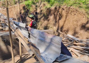 Babinsa Karanggede Dukung Percepatan Pembangunan Jembatan Perintis Garuda