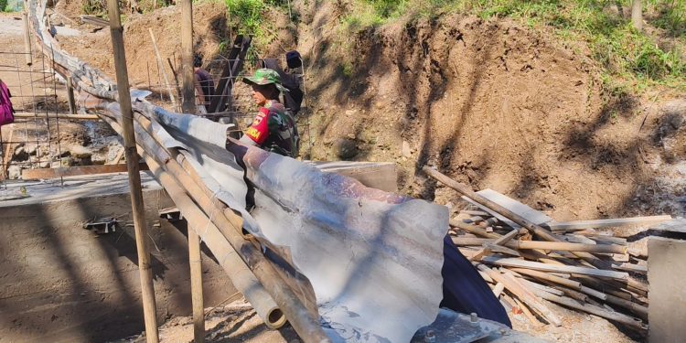 Babinsa Karanggede Dukung Percepatan Pembangunan Jembatan Perintis Garuda