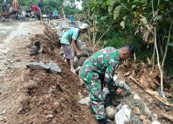 Babinsa dan Warga Gondanglegi Bergotong Royong Bangun Talud, Perkuat Infrastruktur Desa