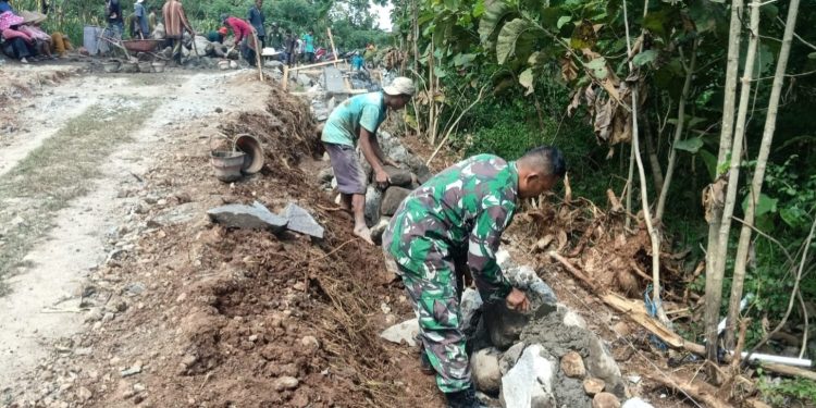 Babinsa dan Warga Gondanglegi Bergotong Royong Bangun Talud, Perkuat Infrastruktur Desa