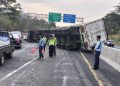 Diduga Rem tak berfungsi, truk box muatan biji plastik laka tunggal di jalan Tol.