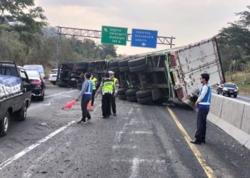 Diduga Rem tak berfungsi, truk box muatan biji plastik laka tunggal di jalan Tol.