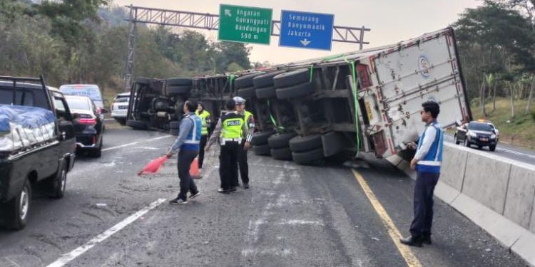 Diduga Rem tak berfungsi, truk box muatan biji plastik laka tunggal di jalan Tol.