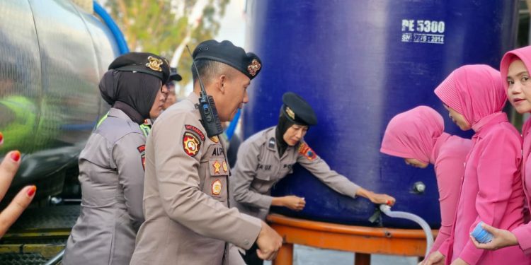Polres Kudus Salurkan 21 Ribu Liter Air Bersih ke Warga Glagahwaru