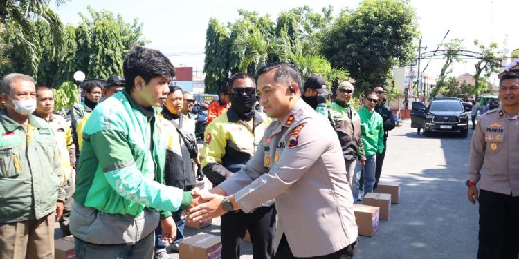 Kapolres Kudus Bagikan 350 Paket Sembako untuk Komunitas Ojol, Tekankan Keselamatan Berkendara