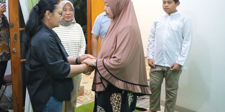 Takziah ke Rumah Duka, Wali Kota Agustina Dampingi Keluarga Korban Kebakaran Banyumanik