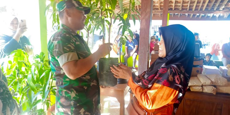 Babinsa Blumbang Hadirkan Cara Unik Rayakan HUT Warga, Sedekah Pohon untuk Lingkungan dan Kebersamaan