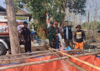 Babinsa Dampingi Penyaluran Air Bersih bagi 120 KK di Belikurip